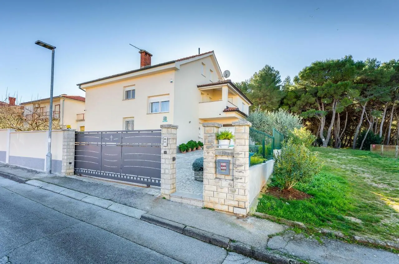Apartments Hortensia Pula 0*,